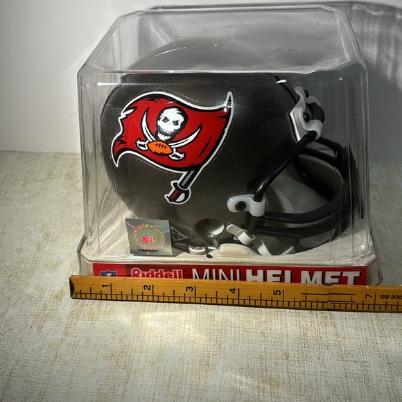 Vintage - "Riddell" NFL Tampa Bay Buccaneers Mini Football Helmut - NIB - Picture 7 of 7